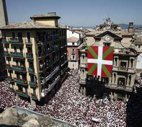 Quatro ficam feridos em corrida de touros no terceiro dia de festival em  Pamplona, Mundo