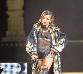 Rihanna erra com looks exóticos em Paris