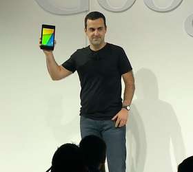 Hugo Barra, o brasileiro que chefia Android no Google, exibe novo Nexus 7 Foto: Reprodução
