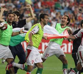 Medo de Cristiano Ronaldo? Ibrahimovic protege nariz em cobrança de falta  do português - Copa 2014 - Extra Online