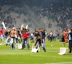 Felipe Melo provoca rivais, e torcida do Besiktas invade o campo na Turquia