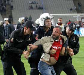 Felipe Melo provoca rivais, e torcida do Besiktas invade o campo na Turquia