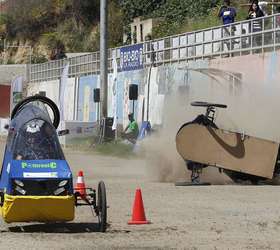 Corrida de carros elétricos movimenta cidade chilena