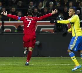 Medo de Cristiano Ronaldo? Ibrahimovic protege nariz em cobrança de falta  do português - Copa 2014 - Extra Online