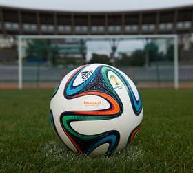 Close-up oficial FIFA 2014 bola da Copa do Mundo (Brazuca ) — Fotografia de  Stock Editorial © katatonia82 #47647399