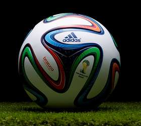 Close-up oficial FIFA 2014 bola da Copa do Mundo (Brazuca ) — Fotografia de  Stock Editorial © katatonia82 #47647399