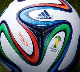 Close-up oficial FIFA 2014 bola da Copa do Mundo (Brazuca ) — Fotografia de  Stock Editorial © katatonia82 #47647399