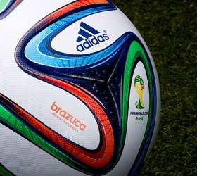 Close-up oficial FIFA 2014 bola da Copa do Mundo (Brazuca ) — Fotografia de  Stock Editorial © katatonia82 #47647399