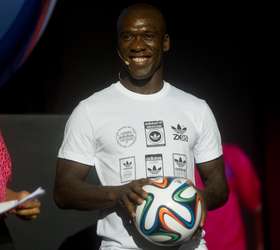 Close-up oficial FIFA 2014 bola da Copa do Mundo (Brazuca ) — Fotografia de  Stock Editorial © katatonia82 #47647399