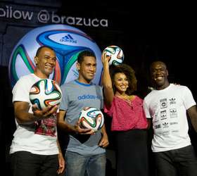Foto de Adidas Brazuca 2014 De Futebol Da Copa Do Mundo De e mais fotos de  stock de Adidas - Adidas, Futebol, Bola de Futebol - iStock