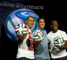 Close-up oficial FIFA 2014 bola da Copa do Mundo (Brazuca ) — Fotografia de  Stock Editorial © katatonia82 #47647399