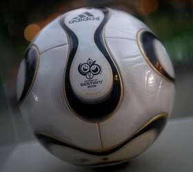 Close-up oficial FIFA 2014 bola da Copa do Mundo (Brazuca ) — Fotografia de  Stock Editorial © katatonia82 #47647399