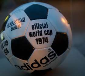 Close-up oficial FIFA 2014 bola da Copa do Mundo (Brazuca ) — Fotografia de  Stock Editorial © katatonia82 #47647399