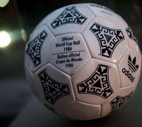 Close-up oficial FIFA 2014 bola da Copa do Mundo (Brazuca ) — Fotografia de  Stock Editorial © katatonia82 #47647399