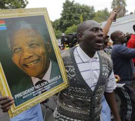 Em Gesto Historico Obama Aperta Mao De Raul Castro No Funeral De Mandela