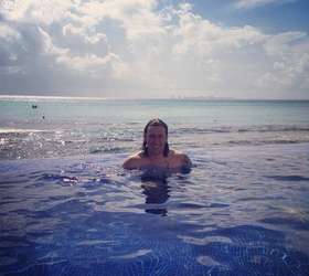 Suposta Foto De Ronaldinho Com Cinco Mulheres Em Piscina Vaza Na Web