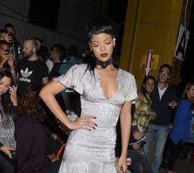 Rihanna usa vestido que deixa parte do bumbum à mostra