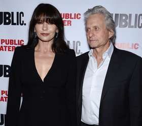 Michael Douglas e Catherine Zeta-Jones chegam a Nova York - OFuxico