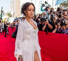 Rihanna usa vestido que deixa parte do bumbum à mostra