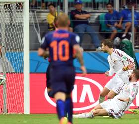 Futmais  Menino Fut on X: 13/06/14. Há 4 anos Van Pierse marcava este gol  HISTÓRICO na goleada da Holanda sobre a Espanha por 5x1.   / X