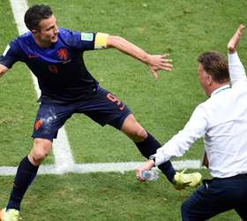 Holanda surpreende e vence Espanha com goleada humilhante - Placar