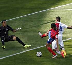 Raheem Sterling da Inglaterra disputa a bola com goleiro do Panama  realizada neste domingo, 24, no