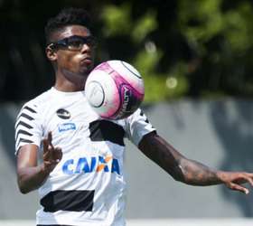 Com óculos de proteção, Bruno Henrique participa de treino do Santos -  Diário do Litoral