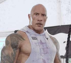 Matérias esportivas escritas corretamente - Curiosidade: O ator The Rock tem  um irmão gêmeo, também ator, chamado Dwayne Johnson. E eu achando que era a  mesma pessoa kkk