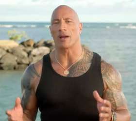 Matérias esportivas escritas corretamente - Curiosidade: O ator The Rock tem  um irmão gêmeo, também ator, chamado Dwayne Johnson. E eu achando que era a  mesma pessoa kkk