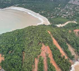 Praias de São Sebastião ficam isoladas, sem luz e sem comunicação