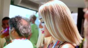 Bruna Marquezine surge de peruca loira em Salvador