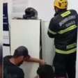 Menino fica preso dentro de guarda-volumes em loja; vídeo
