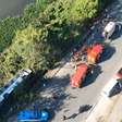 Ônibus tomba e cai ao lado de canal na Avenida Ayrton Senna; 33 pessoas ficam feridas
