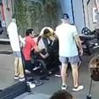 Jovem tem os dois joelhos quebrados após aparelho de academia ceder com 180 kg