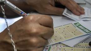 Mega-Sena acumula pela 10ª vez seguida e paga R$ 100 milhões