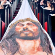 Atriz é 'retirada' do tapete vermelho de Cannes após exibir vestido com rosto de Jesus