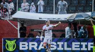 Com um a mais desde o início, São Paulo passa pelo Vitória