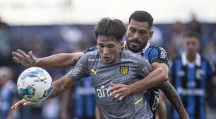Ex-Cruzeiro é afastado de time uruguaio por flertar com namorada de colega