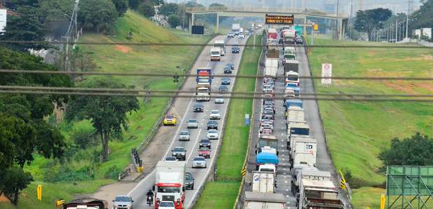 São Paulo tem rodovias congestionadas no retorno do feriado