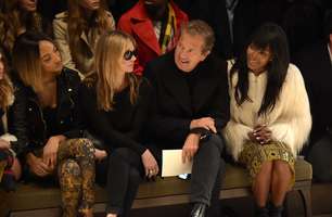 Naomi Campbell se atrasa para desfile da Burberry em Londres