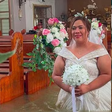 Casal mantém celebração de casamento mesmo com igreja alagada