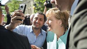 Angela Merkel se toma selfie con refugiados en Berlín