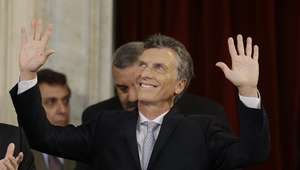 Macri reconoce desafíos al jurar como presidente