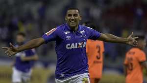 Cruzeiro bate o Vitória e avança na Copa do Brasil