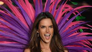 Alessandra Ambrosio topless, impulsa colección de trajes...