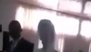 Amante interrumpe boda vistiendo el mismo vestido que la ...