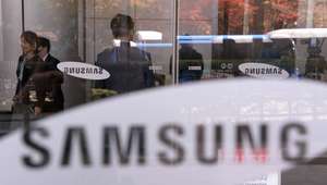 Fiscales allanan oficina de Samsung