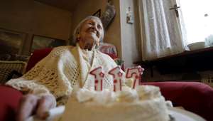 La mujer más vieja del mundo sopla las velas de su 117 ...