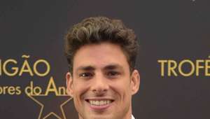 Cauã Reymond faz aulas de inglês de olho em Hollywood