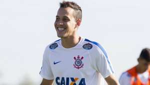 Rodriguinho volta a treinar e pode ser opção no Corinthians